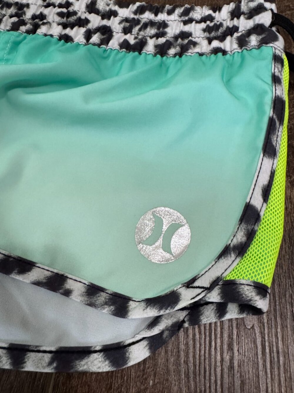 Hurley Phantom Mint Green Leopard Trim Board Shorts Swim Size M - Picture 2 of 8